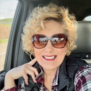 Meet your Posher, Esther